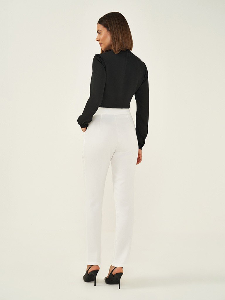 foto costas de longe calca edna