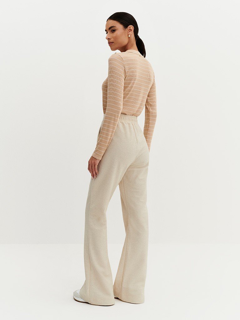 foto costas de longe calca kim