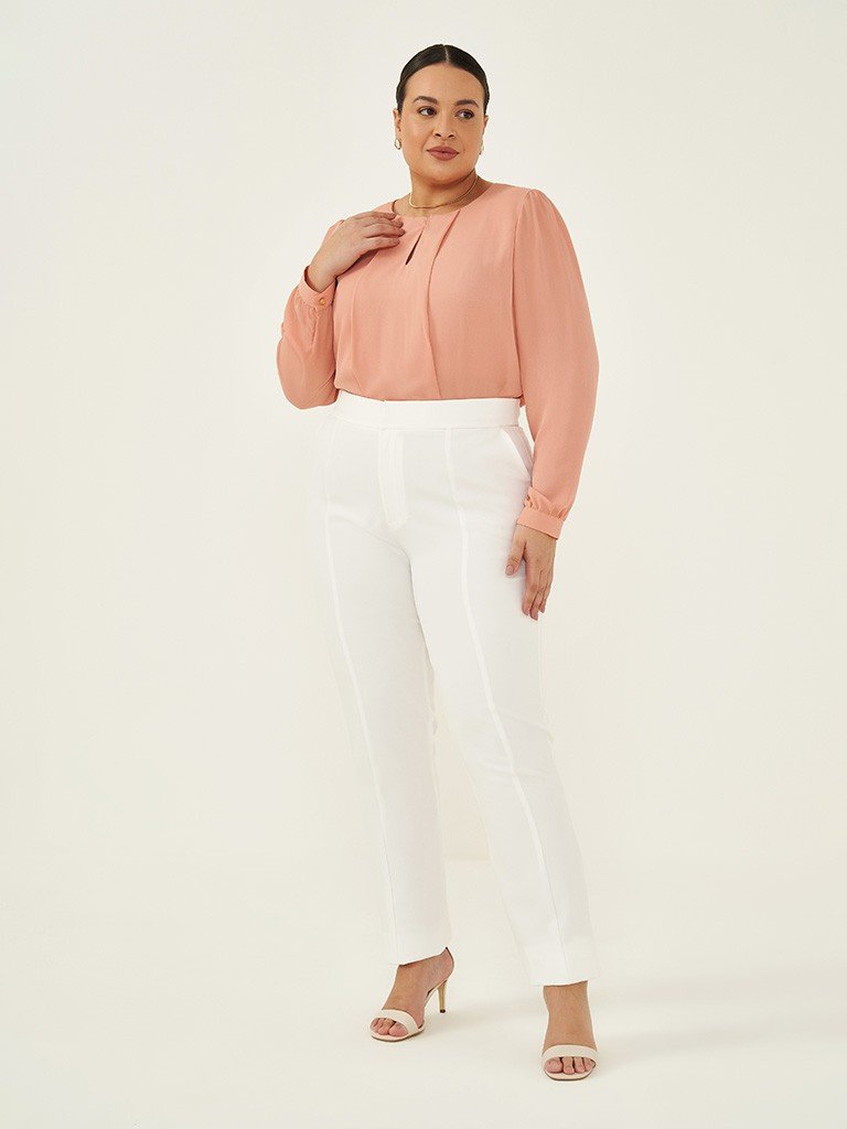 foto frente de longe plus blusa mavie calca branca