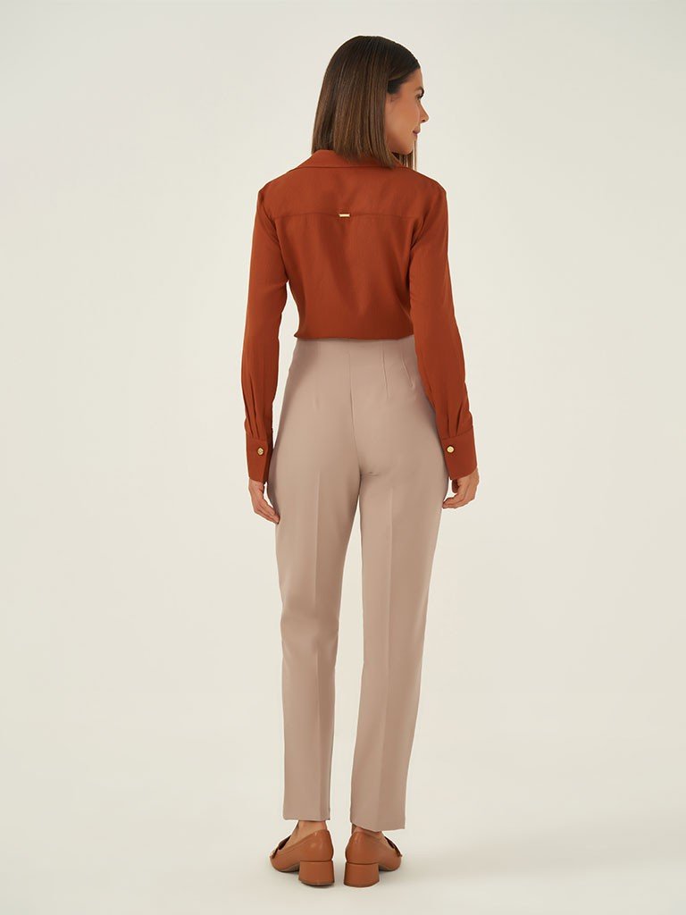 camisa nivea e calca nalu costas