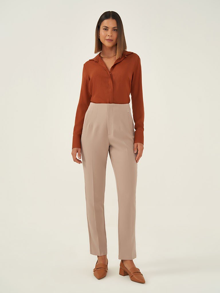 camisa nivea e calca nalu frente