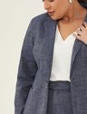 blazer nayla plus size frente detalhe cropado