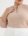 Blusa Manga 7/8 em Crepe Plus Size Mocha Mousse Andressa
