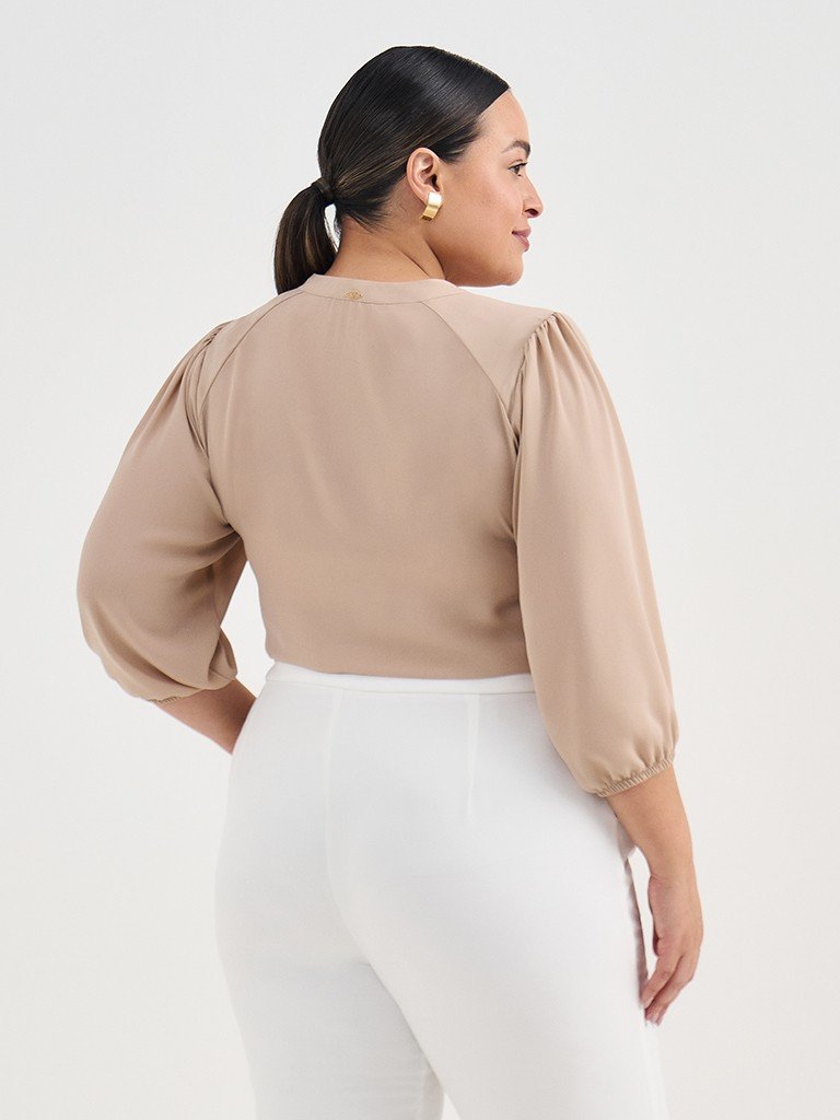 Blusa Manga 7/8 em Crepe Plus Size Mocha Mousse Andressa