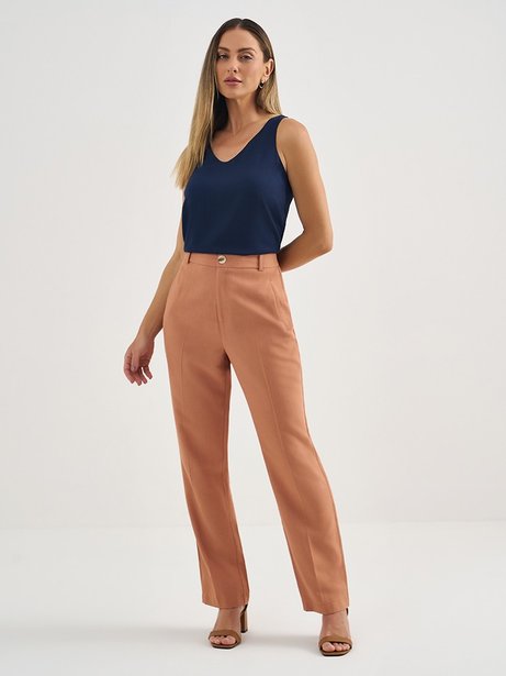 Calça Reta Regular de Alfaiataria em Viscose Camel Cleide