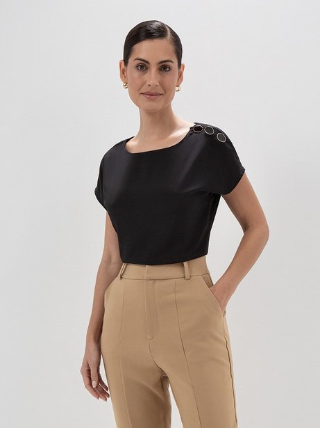 Blusa Preta com Botões Orgânicos no Ombro Karen