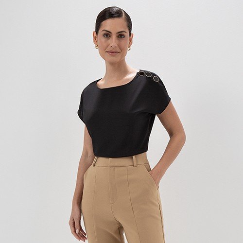 blusa preta botao no ombro capa