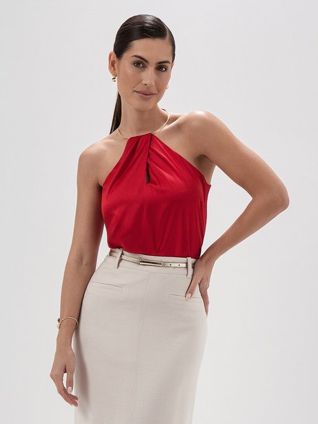 Regata Vermelha com Colar Rígido Dourado na Gola Raiana