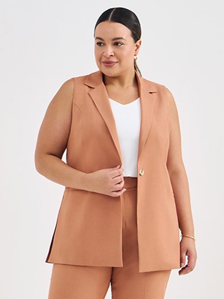 Colete Alongado de Alfaiataria em Viscose Plus Size Camel Crislene