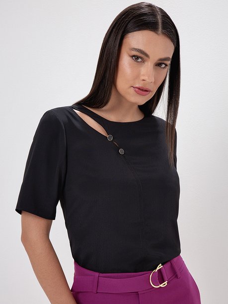 Blusa com Detalhe de Recorte no Decote Preto Rafaele
