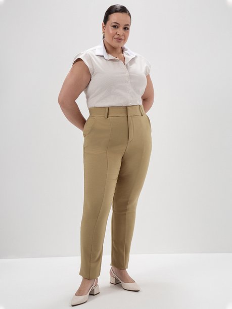 Calça de Alfaiataria Reta Slim Plus Size Mocha Mousse Giovana