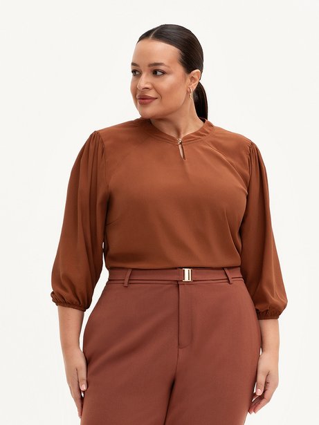 Blusa Manga 7/8 em Crepe Plus Size Marrom Ferrugem Vanessa