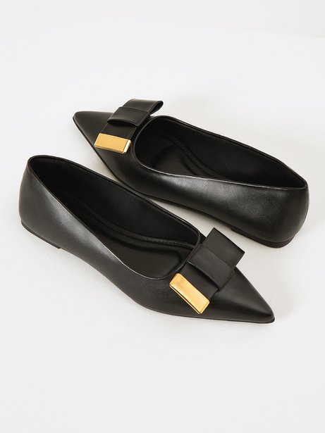 Sapatilha de Bico Fino com Detalhe Dourado Preta Milene