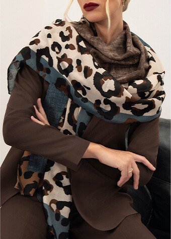 echarpe-animal-print-camel-off-white-e-azul-alicia