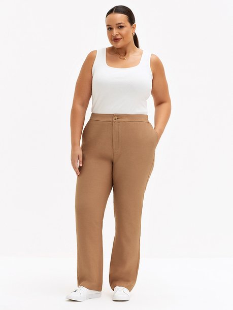 Calça Reta Regular Plus Size Mocha Mousse Duda