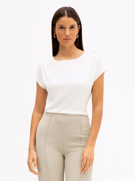 Blusa com Decote Canoa Off White Maisa