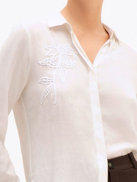 Camisa Comfy em Viscose com Bordado Floral Off White Gisandra