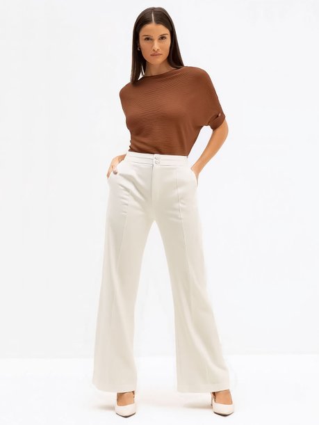 Calça Flare de Alfaiataria Off White com Recortes Rebeca
