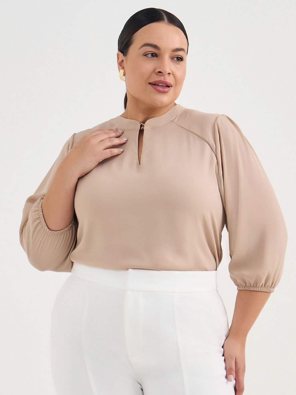 Blusa Manga 7/8 em Crepe Plus Size Mocha Mousse Andressa