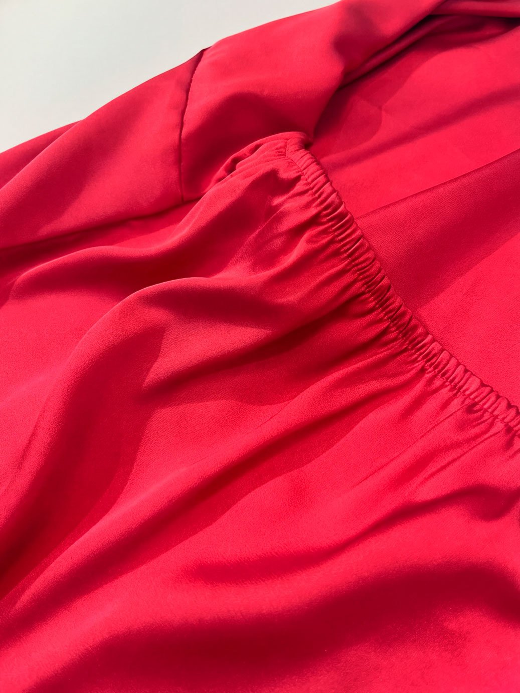 blusa cava americana em cetim vermelha raiana