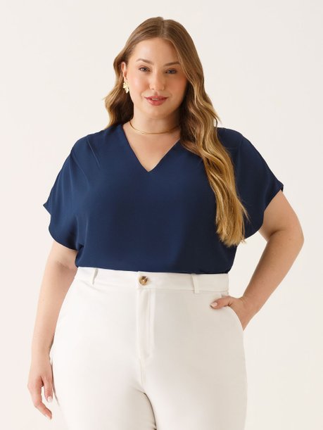 Blusa Ombros Deslocados em Crepe Plus Size Marinho Mônica