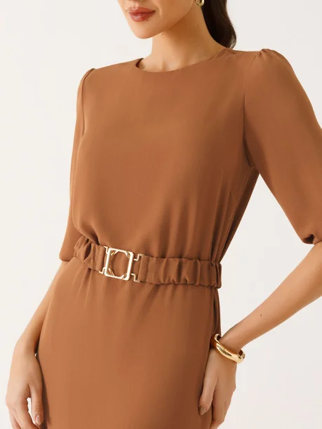 Vestido com Cinto e Fivela Dourada Marrom Vilmara