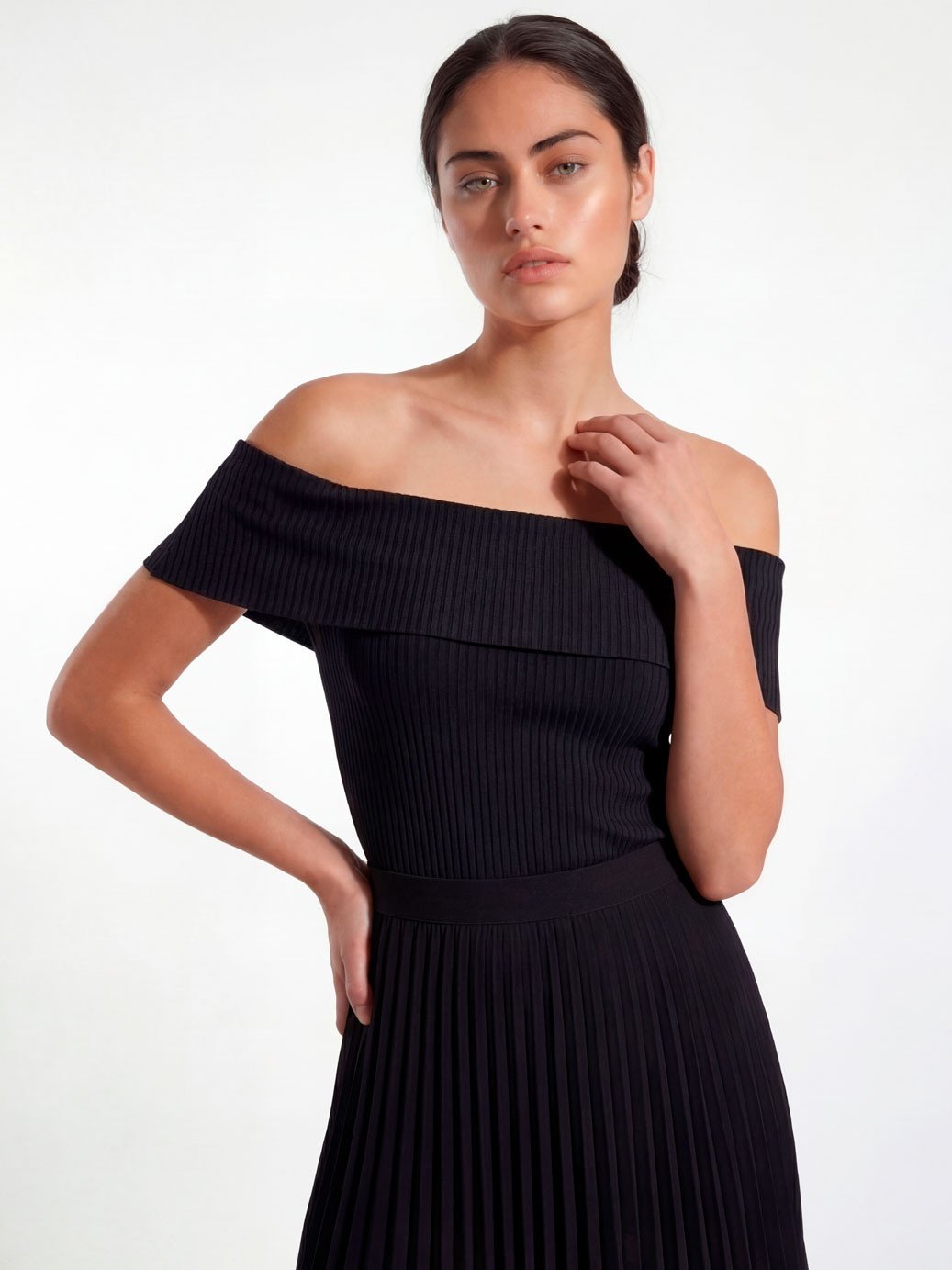 blusa ombro a ombro de malha canelada preto graciany3