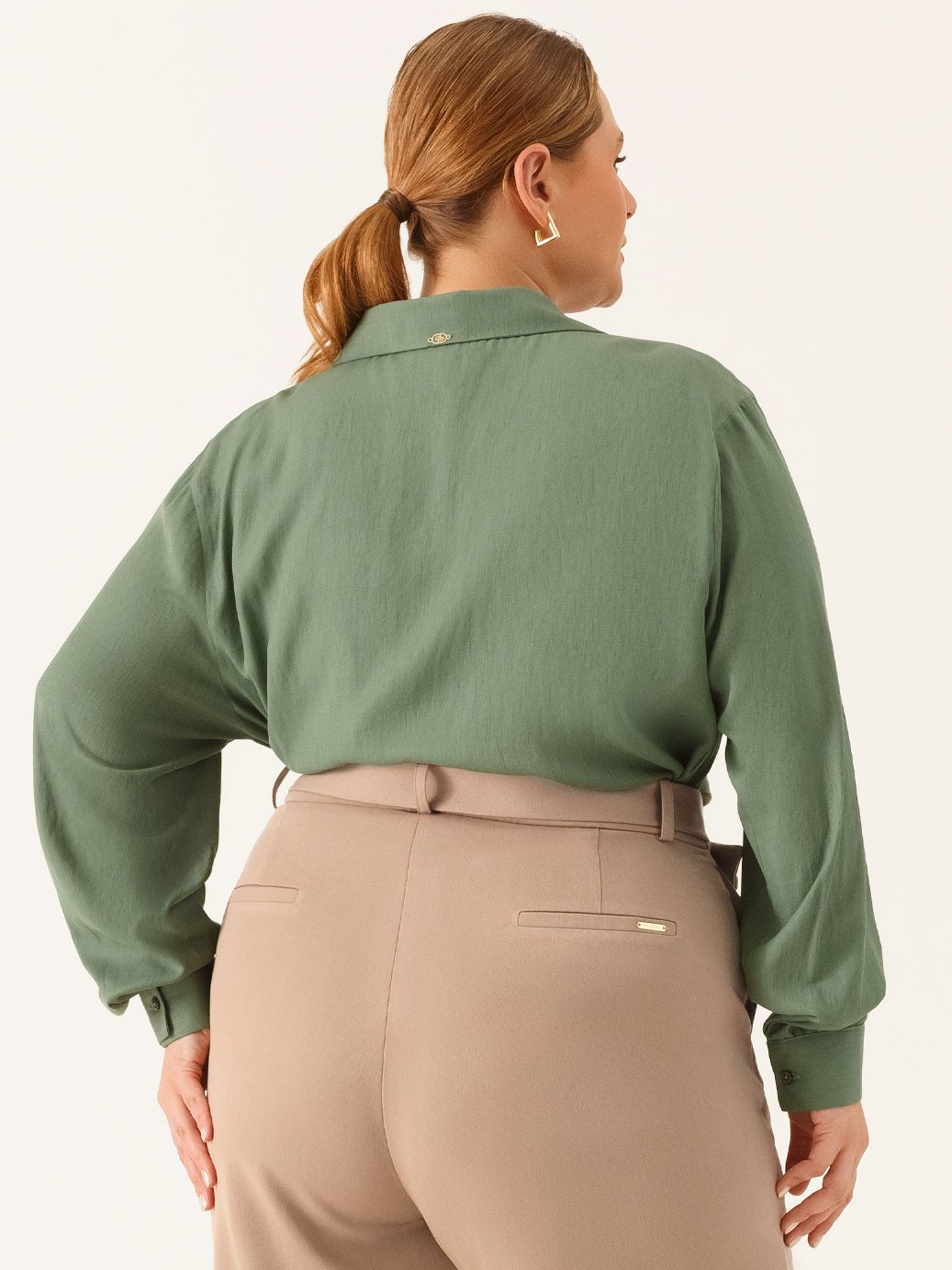 10202299 camisa manga longa regular em viscose verde veranice 19200381 calca wide leg de alfaiataria em viscose mocha mousse angelica 2