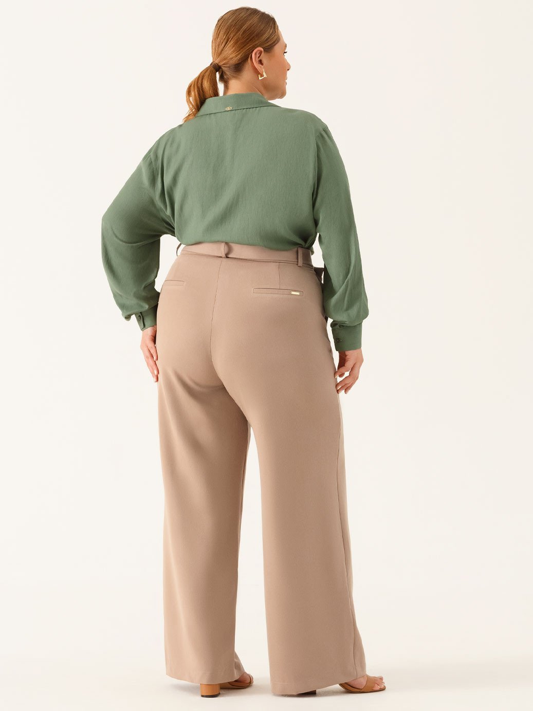 10202299 camisa manga longa regular em viscose verde veranice 19200381 calca wide leg de alfaiataria em viscose mocha mousse angelica 2 3