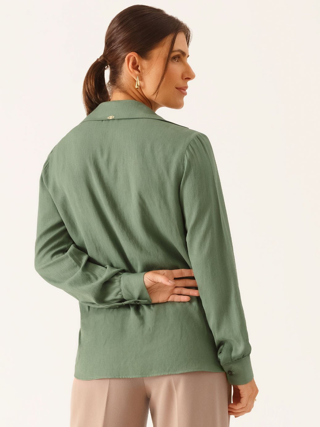 10202299 camisa manga longa regular em viscose verde veranice 19200381 calca wide leg de alfaiataria em viscose mocha mousse angelica 4