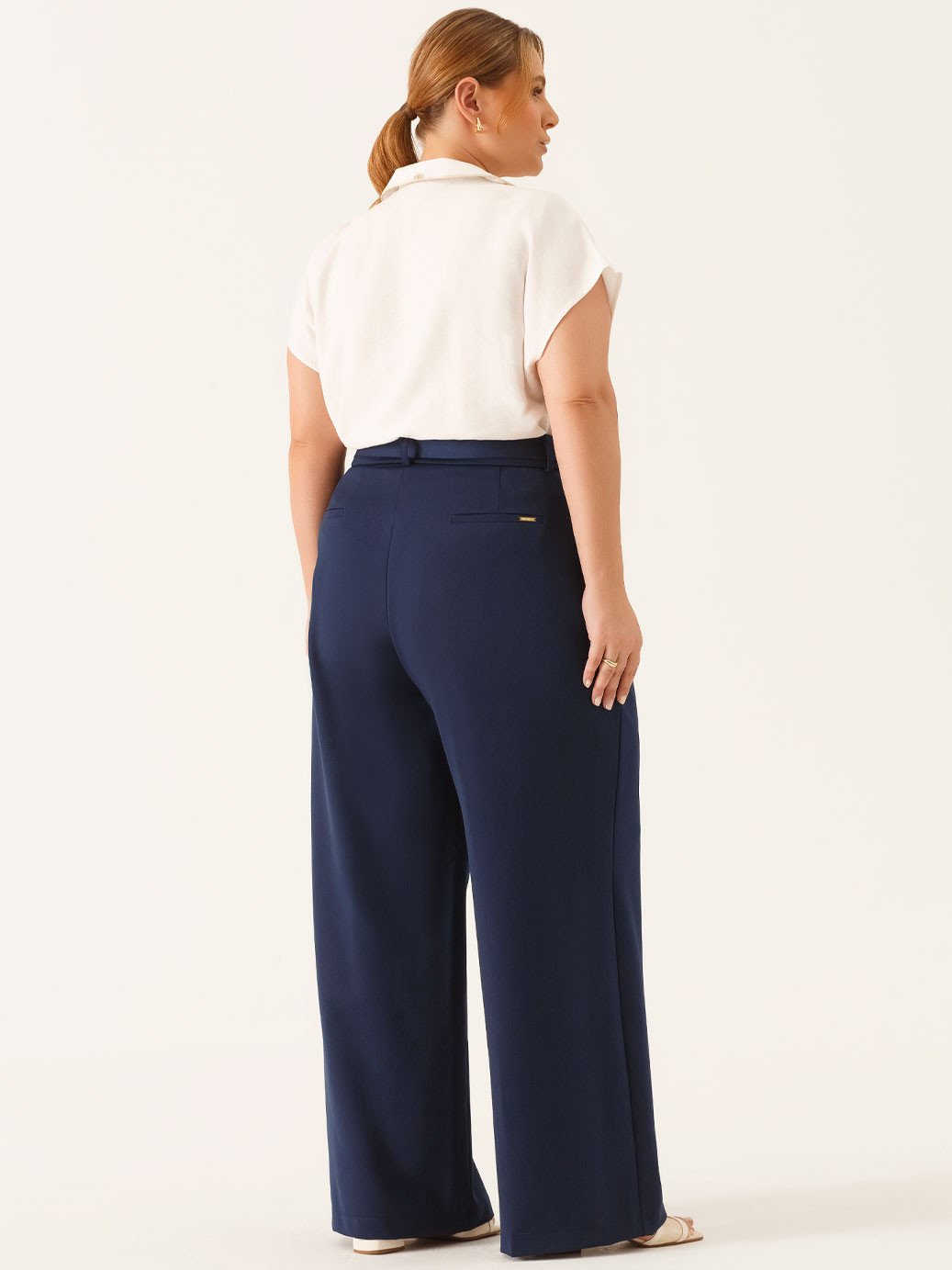 10501650 blusa manga curta decote v em viscose off white viviani 19200535 calca wide leg de alfaiataria em viscose marinho natiele 3 3