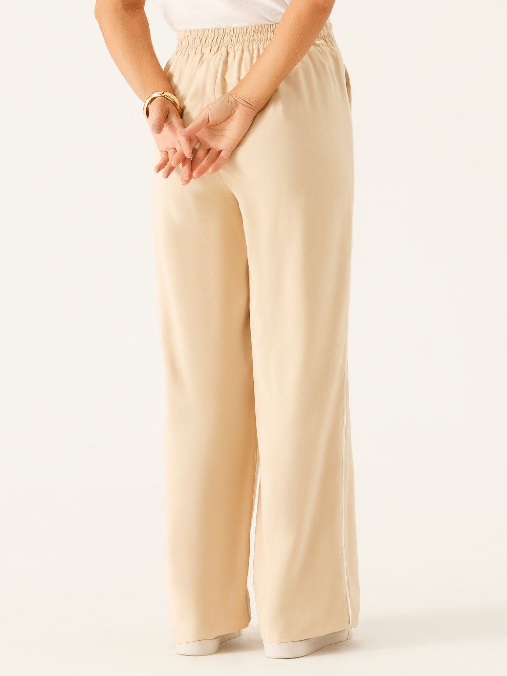 10501650 blusa manga curta decote v em viscose off white viviani 19200536 calca alfaiataria wide leg em viscose aveia vitoriana 1 1