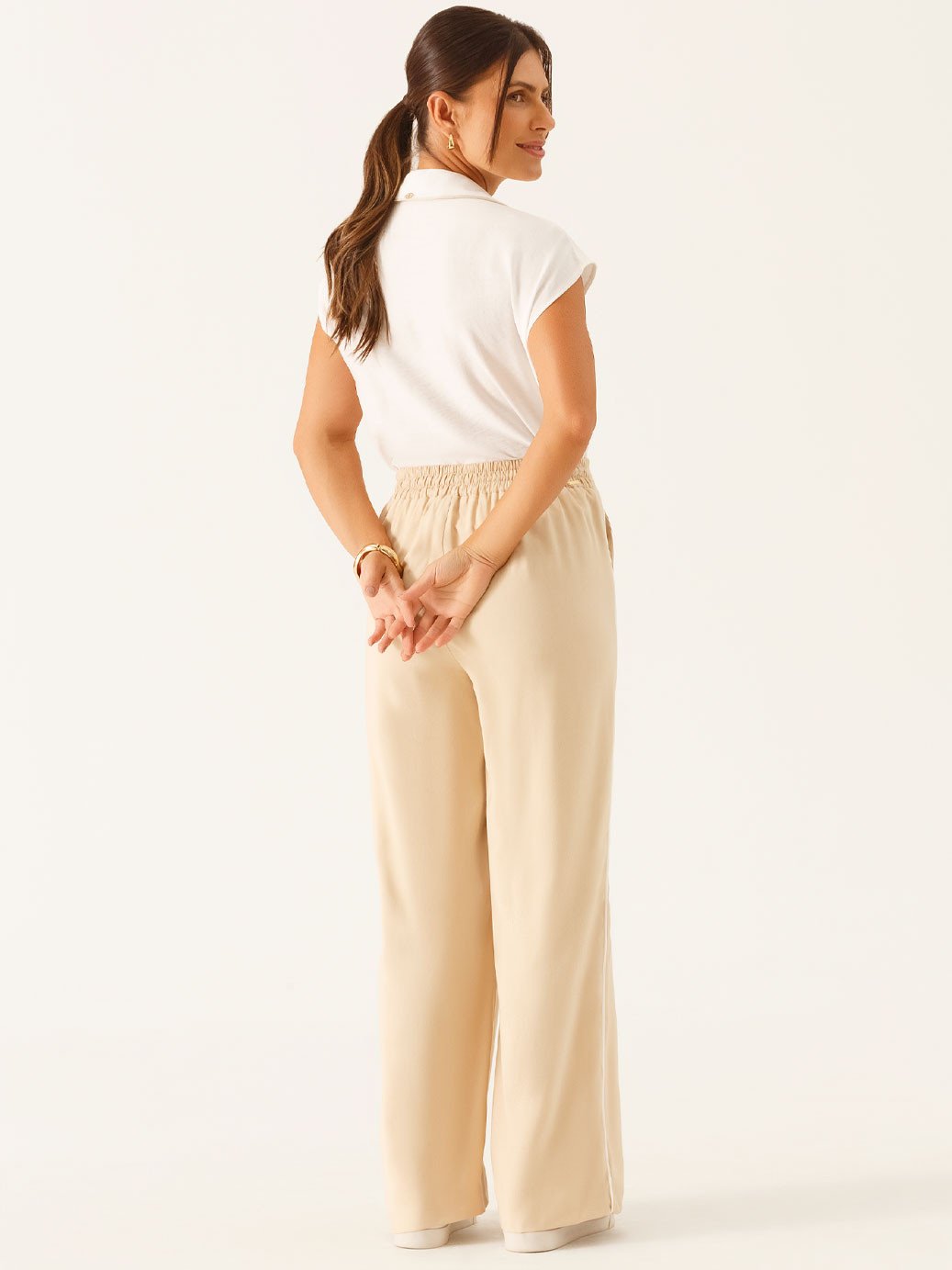 10501650 blusa manga curta decote v em viscose off white viviani 19200536 calca alfaiataria wide leg em viscose aveia vitoriana 1 3