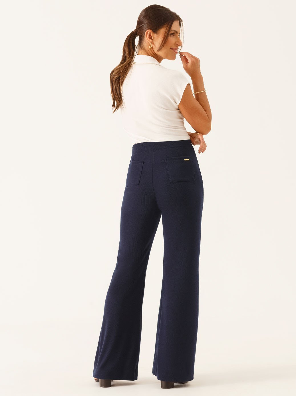 10501650 blusa manga curta decote v em viscose off white viviani 19200537 calca flare de malha marinho vitalina 1 3