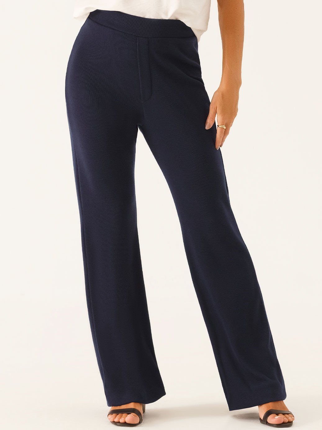 10501650 blusa manga curta decote v em viscose off white viviani 19200537 calca flare de malha marinho vitalina 2 1