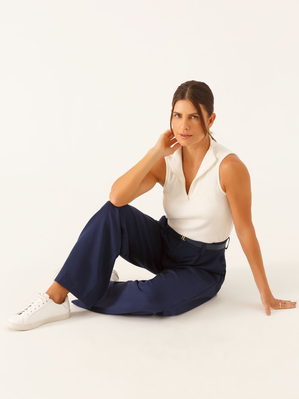 10501651 blusa gola alta com ziper em malha canelada off white veralucia 19200535 calca wide leg de alfaiataria em viscose marinho natiele 2