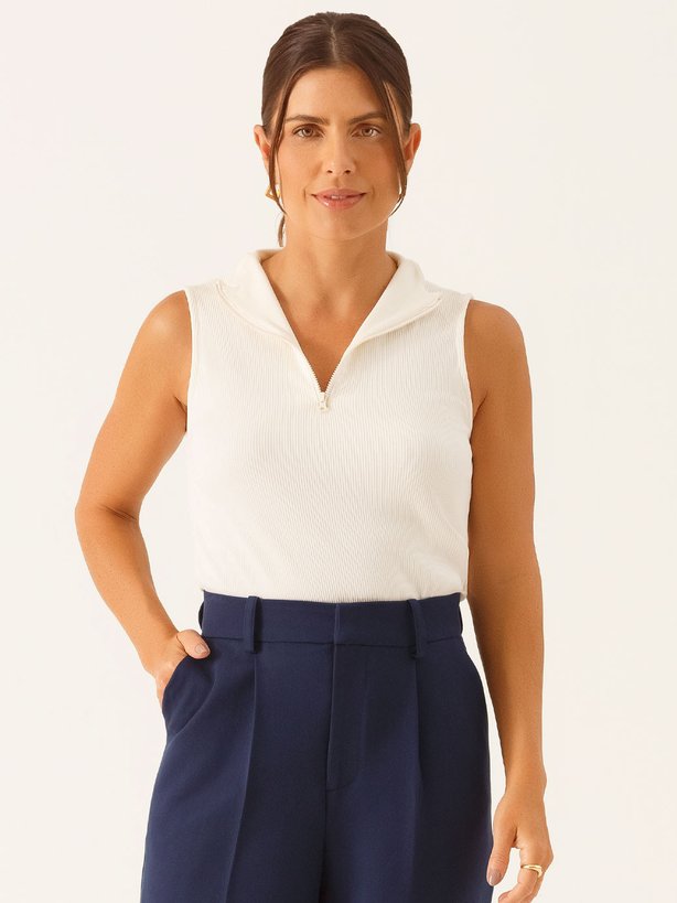 10501651 blusa gola alta com ziper em malha canelada off white veralucia 19200535 calca wide leg de alfaiataria em viscose marinho natiele 3 1