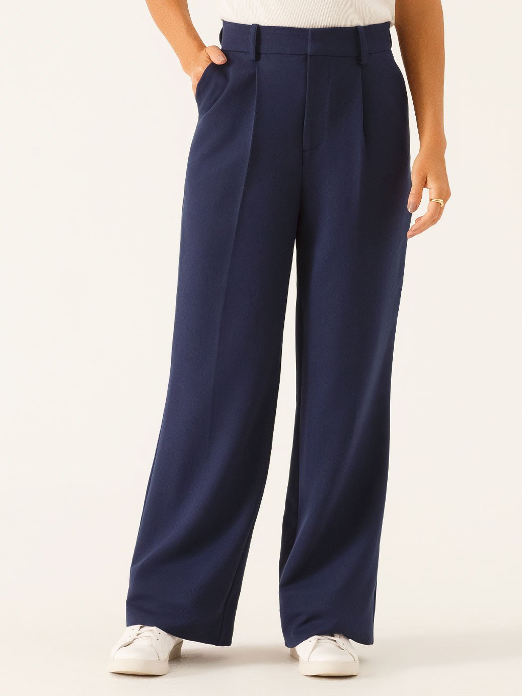 10501651 blusa gola alta com ziper em malha canelada off white veralucia 19200535 calca wide leg de alfaiataria em viscose marinho natiele 3 2