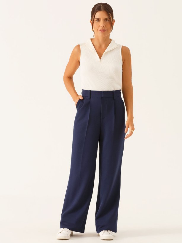 10501651 blusa gola alta com ziper em malha canelada off white veralucia 19200535 calca wide leg de alfaiataria em viscose marinho natiele 3 4