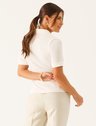 10501717 blusa polo em malha texturizada off white talira 19200365 calca reta regular com bolso cargo aveia thaisa 1 1