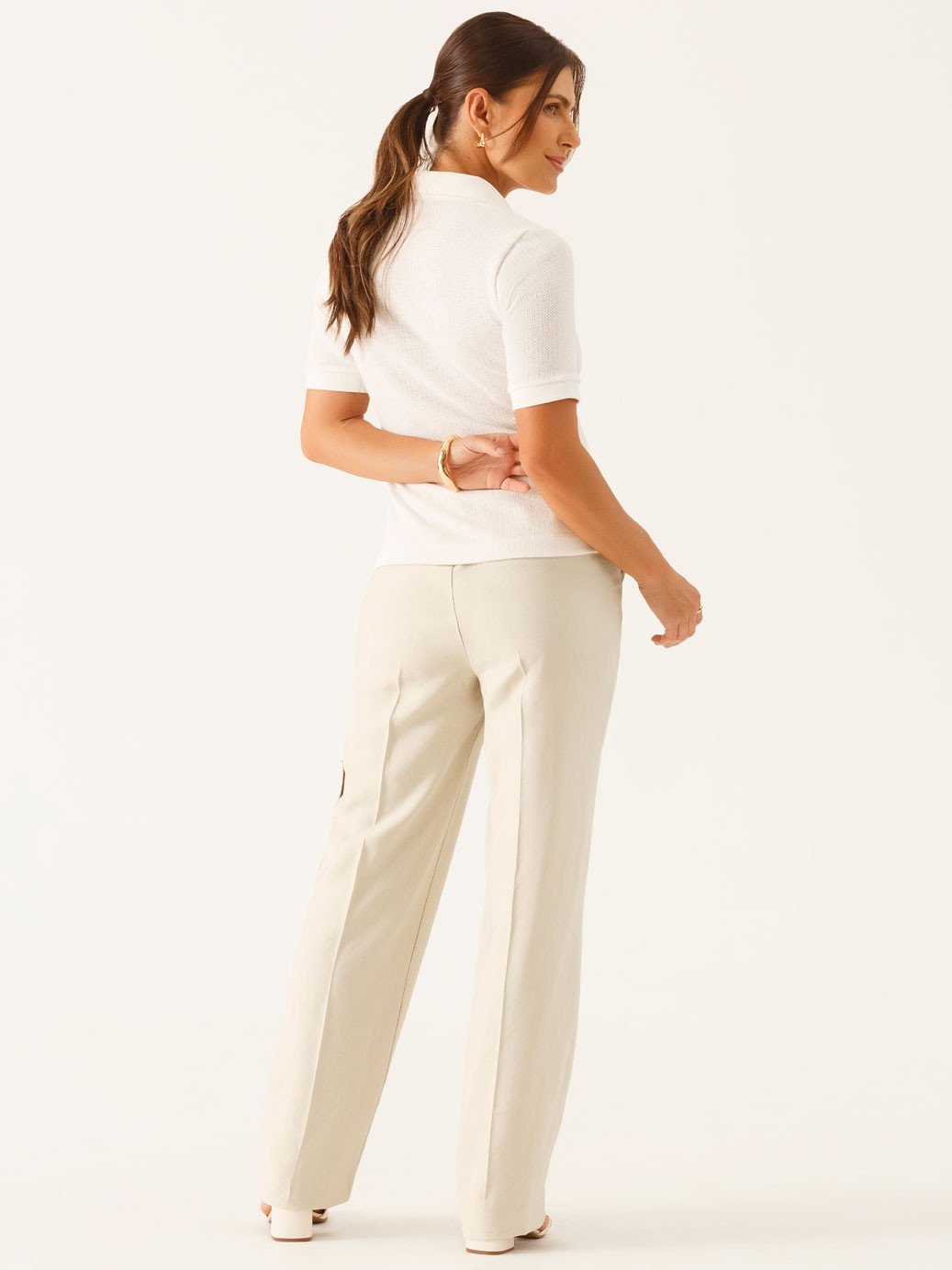 10501717 blusa polo em malha texturizada off white talira 19200365 calca reta regular com bolso cargo aveia thaisa 1 2