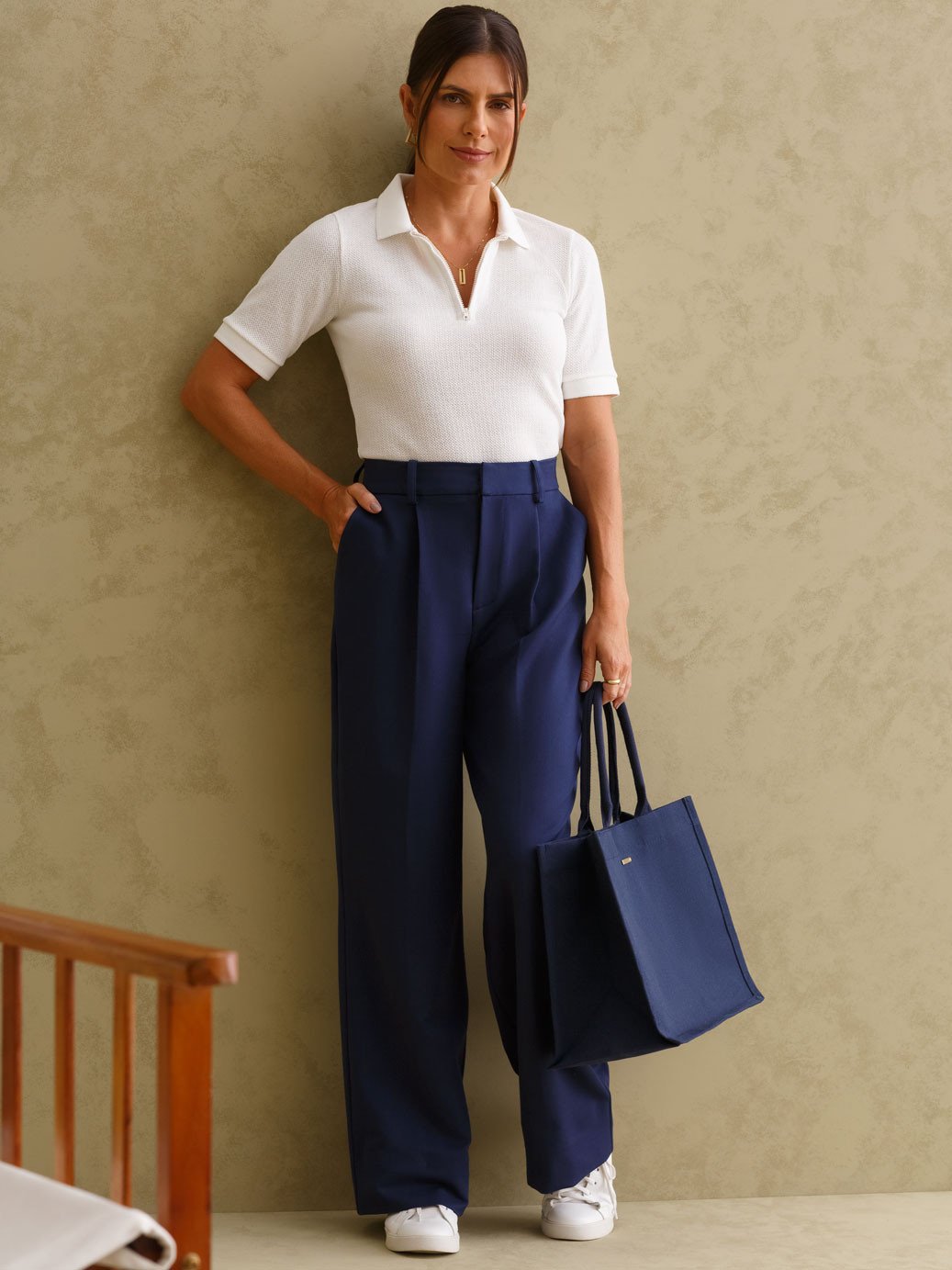 10501717 blusa polo em malha texturizada off white talira 19200537 calca flare de malha marinho vitalina