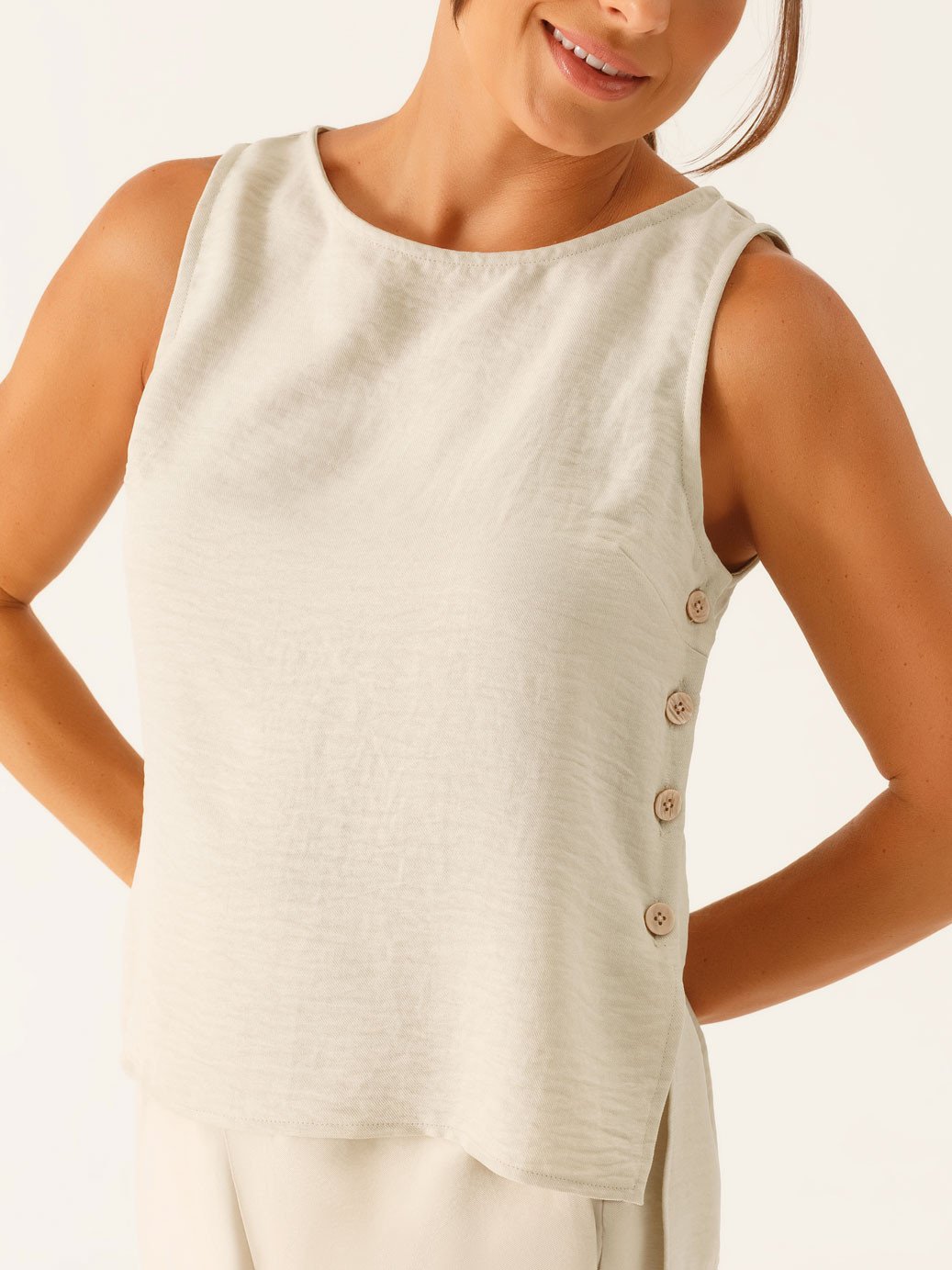 15400031 blusa sem mangas decote redondo em crepe aveia vanusa