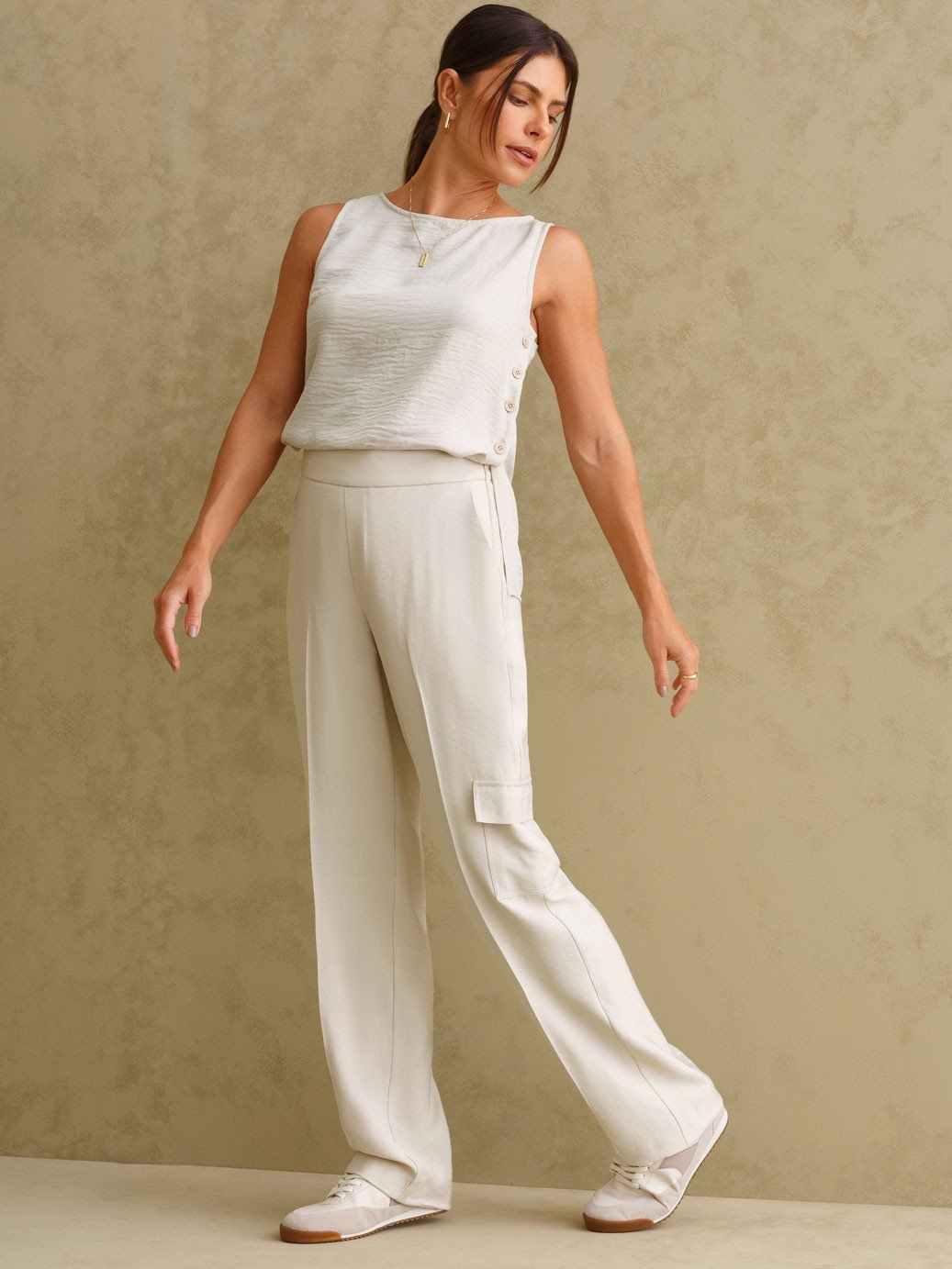 15400031 blusa sem mangas decote redondo em crepe aveia vanusa 19200365 calca reta regular com bolso cargo aveia thaisa 2