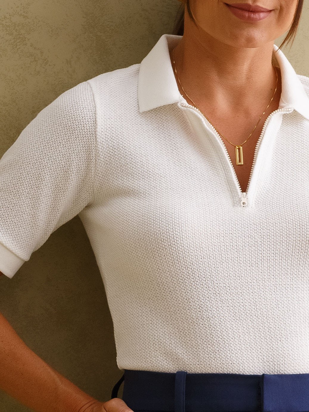 10501717 blusa polo em malha texturizada off white talira 19200537 calca flare de malha marinho vitalina1