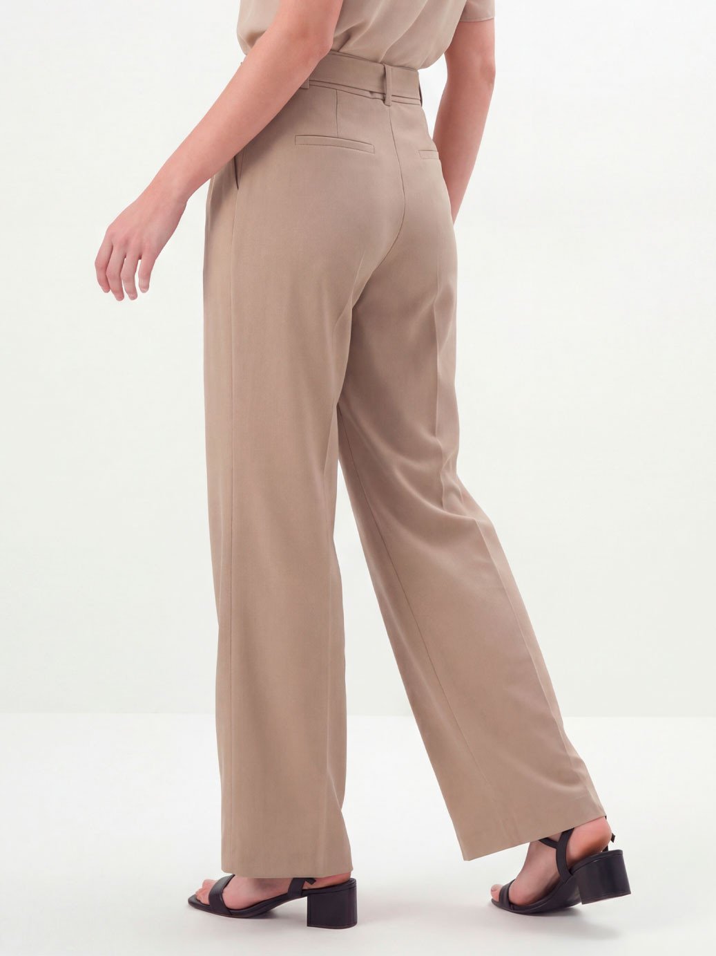 calca wide leg de alfaiataria em viscose mocha mousse angelica5