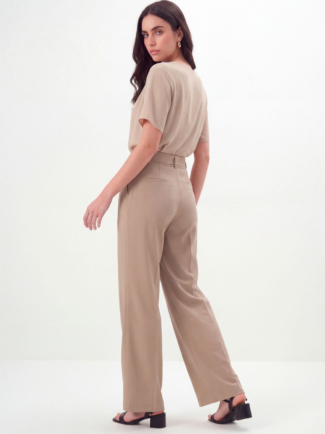 calca wide leg de alfaiataria em viscose mocha mousse angelica6