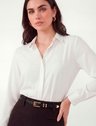 camisa social feminina off white botao dourado helena