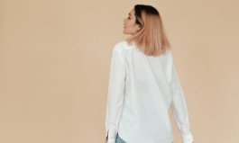 mulher com camiseta de manga longa