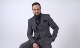 homem de terno preto em fundo branco